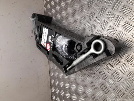 Volvo 8888025730 XC40 2020 Tool box