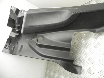 Tesla A089335 MODEL S 2015 Apdaila, C-atrama (prie galinių durų) kairė pusė
